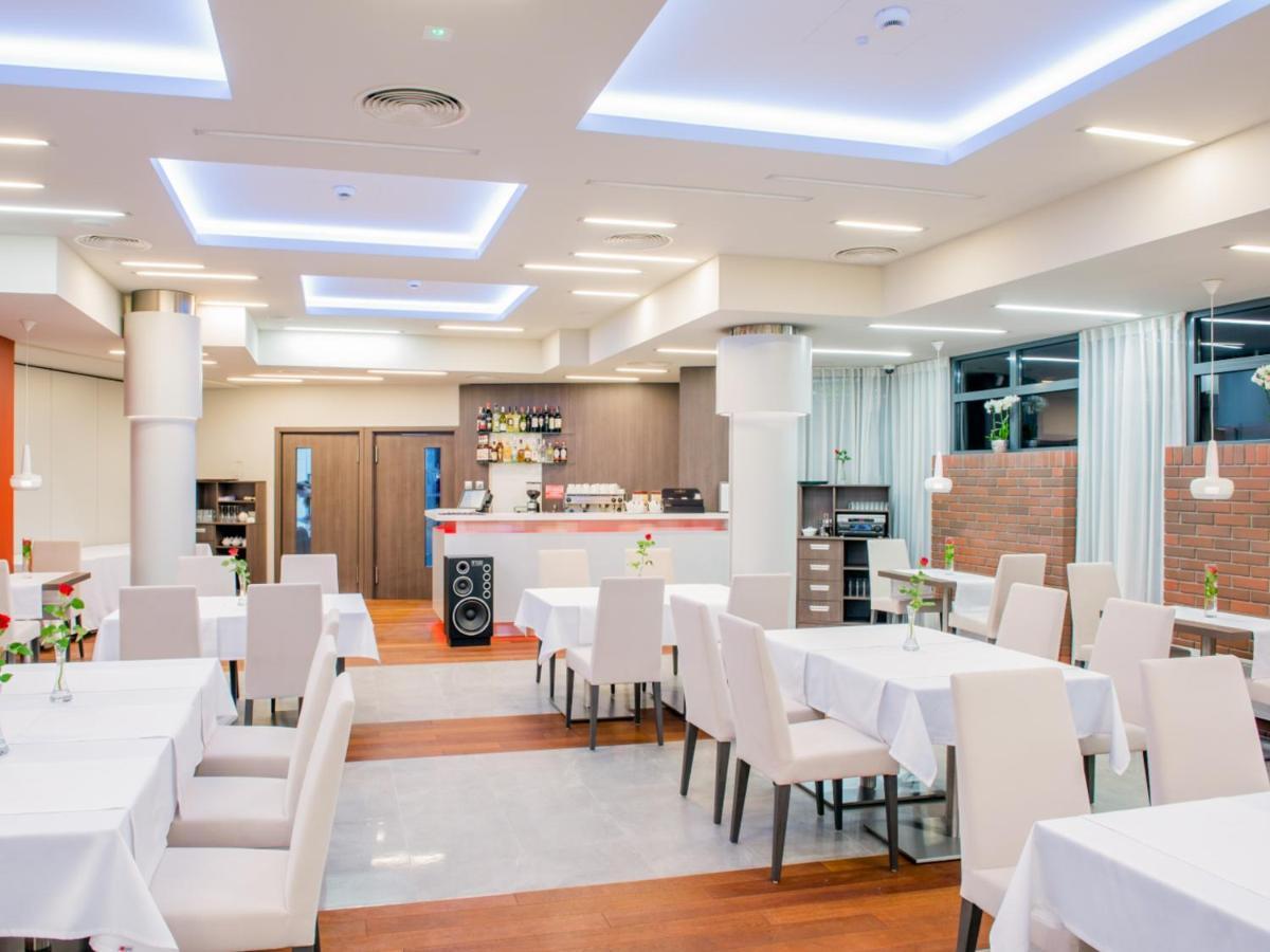 Hotel Kosma Kozmin Экстерьер фото