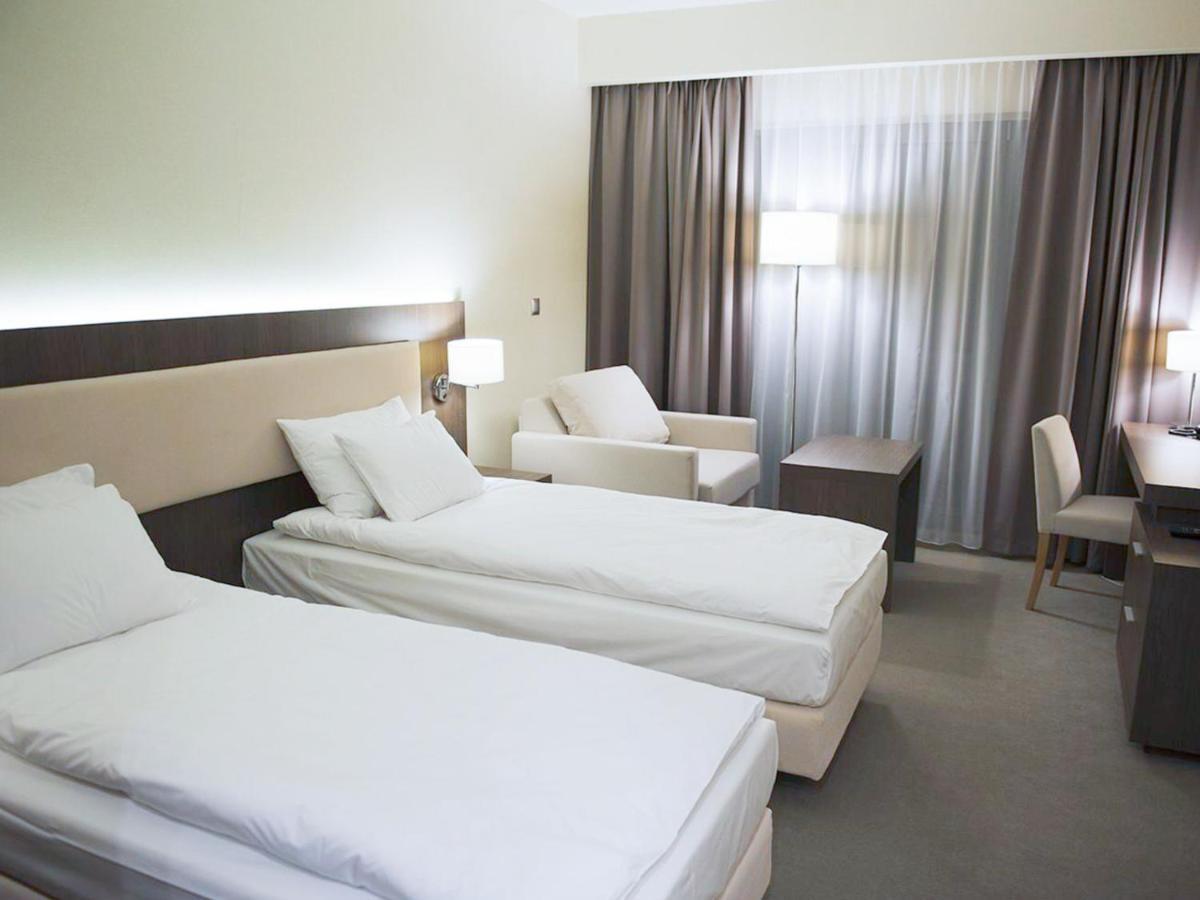 Hotel Kosma Kozmin Экстерьер фото